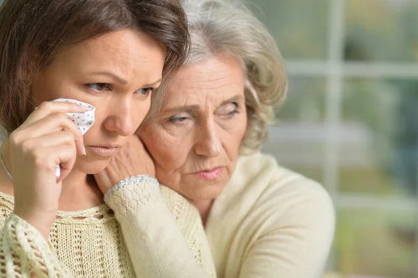 Triste sénior y mujeres jóvenes — Foto de Stock