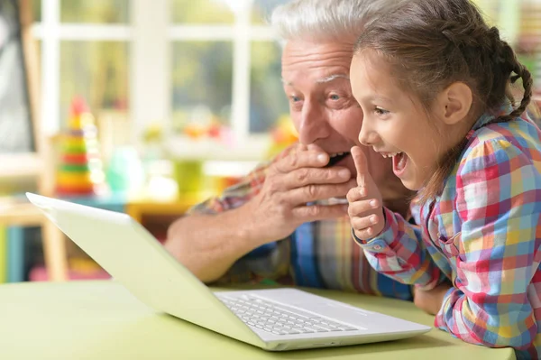 Dědeček a vnučka s notebookem — Stock fotografie