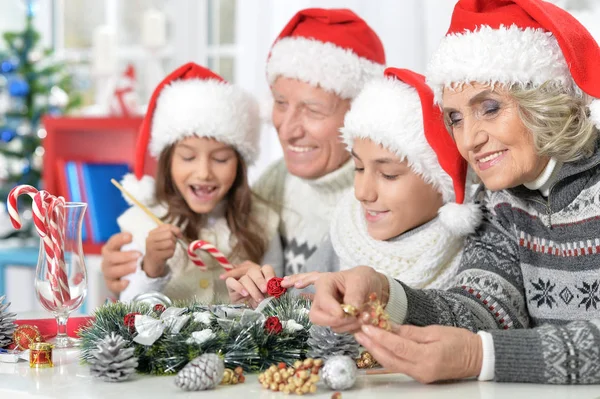 Glückliche Großeltern mit Enkeln — Stockfoto