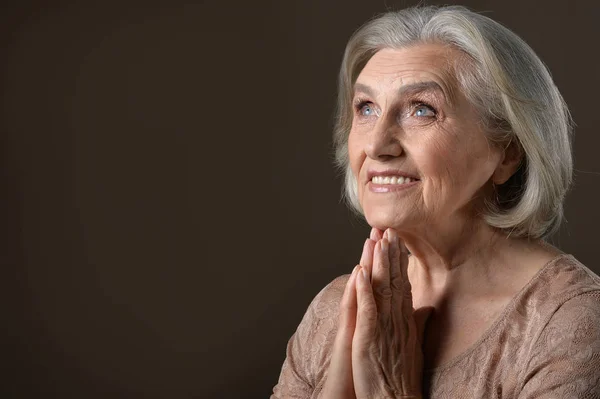 年配の女性の祈り — ストック写真