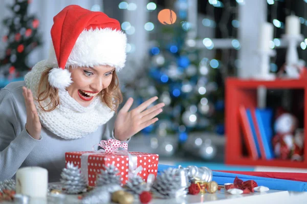 Kvinna med julklapp — Stockfoto
