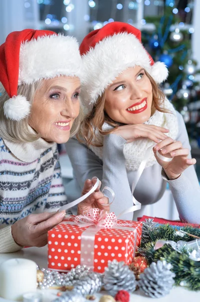 Zwei Frauen mit Weihnachtsmützen — Stockfoto