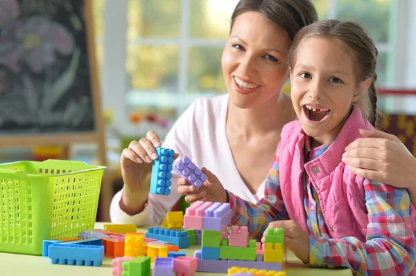 Mutter und Tochter spielen Lego — Stockfoto