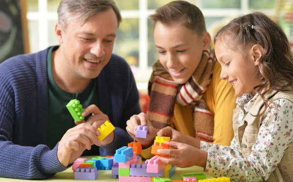 Vader met kinderen spelen — Stockfoto