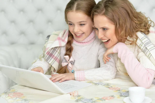 Anya és lánya laptoppal — Stock Fotó