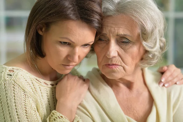 Donne anziane e giovani tristi — Foto Stock