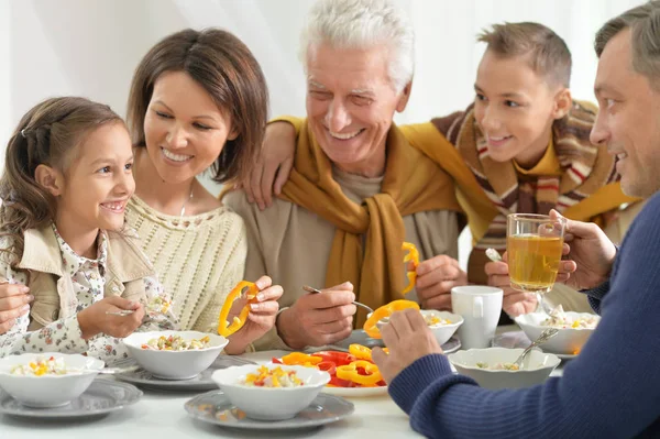 Familjen äta frukost — Stockfoto