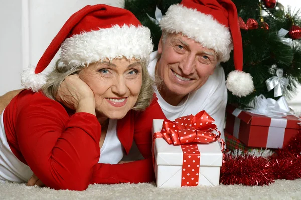 Senior paar celibrating kerst — Stockfoto