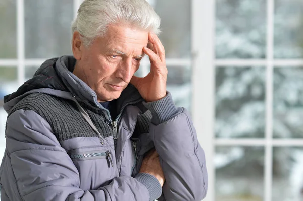 Nachdenklicher Senior — Stockfoto