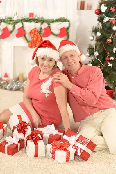 Seniorenpaar feiert Weihnachten — Stockfoto