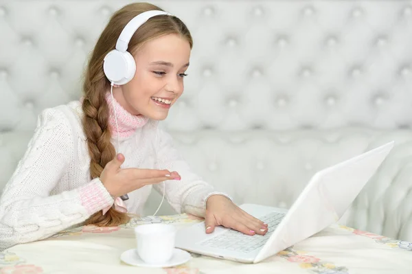 青春期女孩与笔记本电脑 — 图库照片