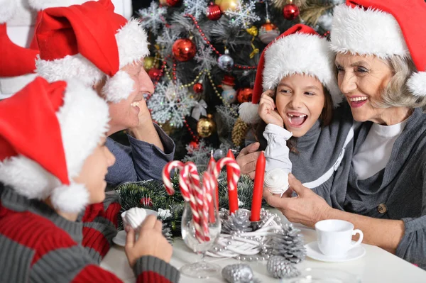 Familjen firar jul — Stockfoto
