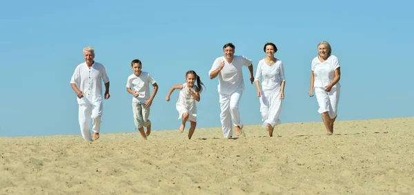 Οικογένεια στην παραλία με άμμο — Φωτογραφία Αρχείου