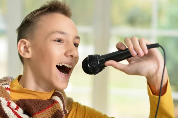 Dospívající chlapec zpívá — Stock fotografie