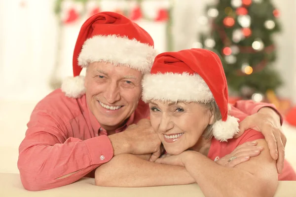 Couple aîné en chapeaux de Père Noël — Photo