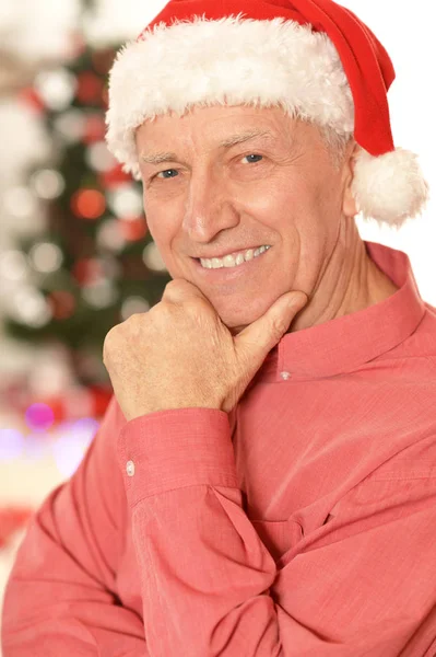 Älterer Mann mit Weihnachtsmütze — Stockfoto