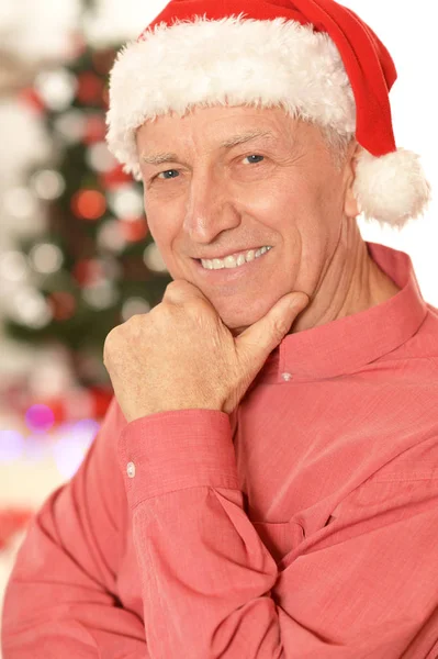 Senior man i Santa hatt — Stockfoto