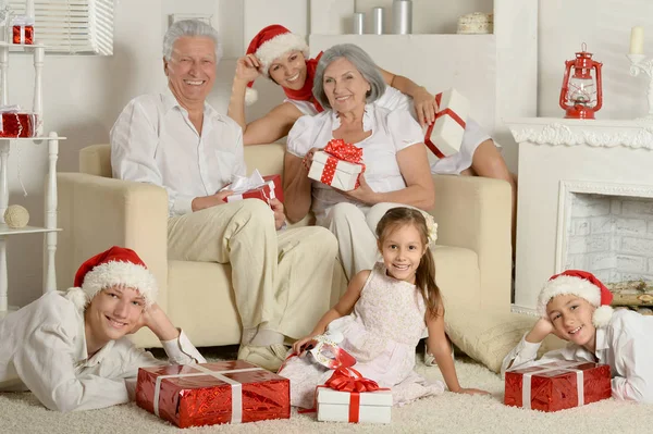 Család karácsonyi ajándékokkal — Stock Fotó