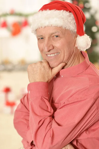 Senior man in Kerstman hoed — Stockfoto