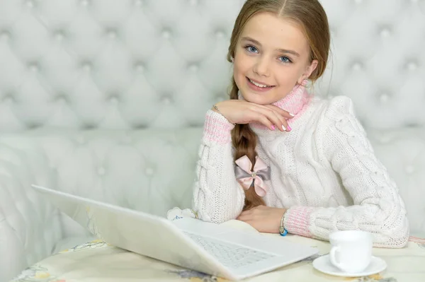 Chica preadolescente con portátil — Foto de Stock