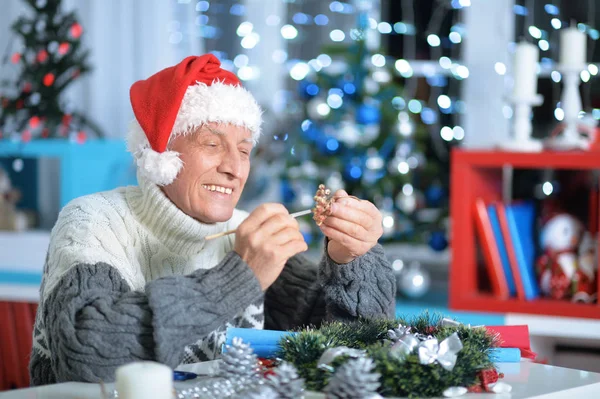 Senior man in Kerstman hoed — Stockfoto