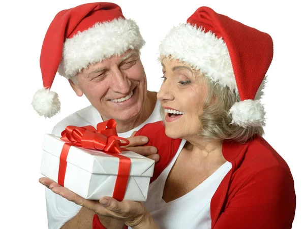 Äldre par med julklapp — Stockfoto
