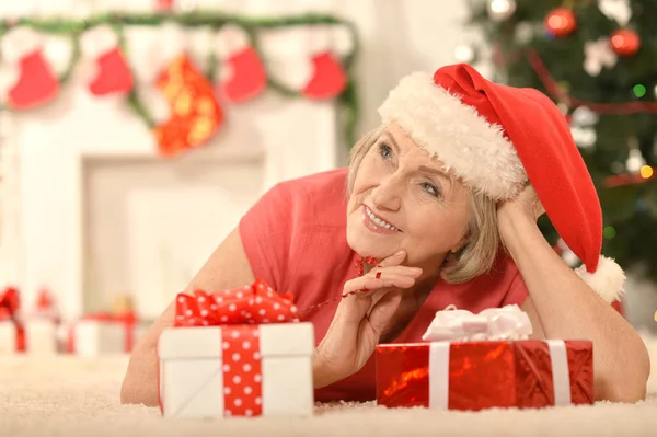 Starší žena s dárky — Stock fotografie