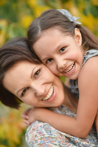 Porträt von Mutter und Tochter — Stockfoto