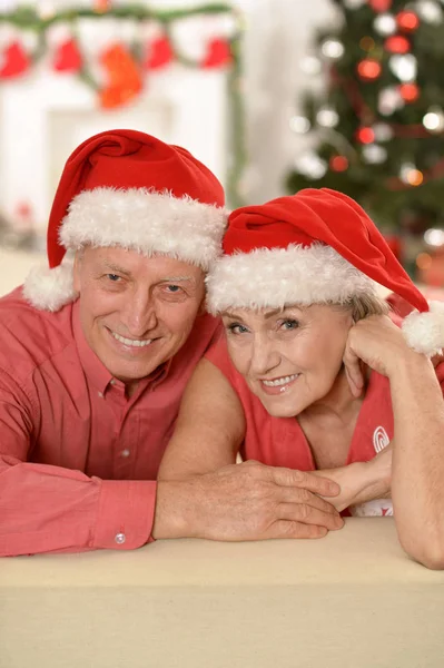 Starší pár v Santa klobouky — Stock fotografie