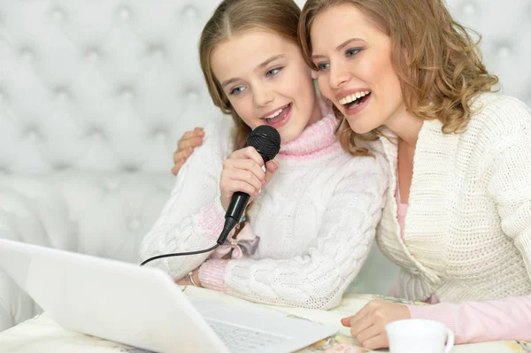 Mother and daughter singing karaoke — Stock Photo, Image