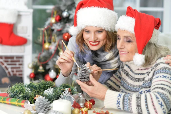 Zwei Frauen mit Weihnachtsmützen — Stockfoto