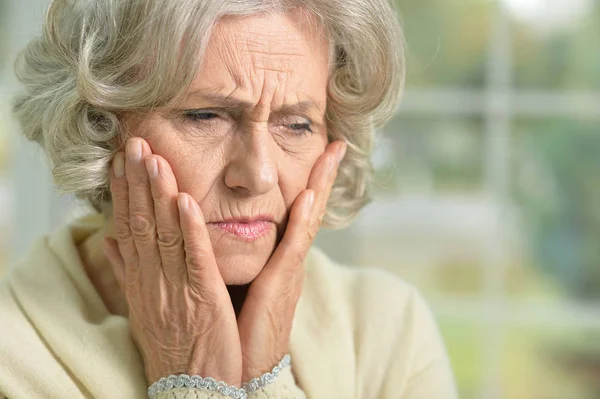 Seniorin verärgert — Stockfoto