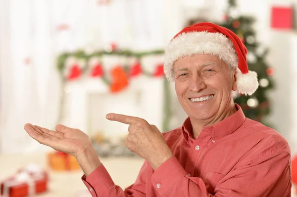 Älterer Mann mit Weihnachtsmütze — Stockfoto