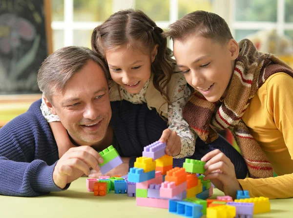 Padre con niños jugar — Foto de Stock