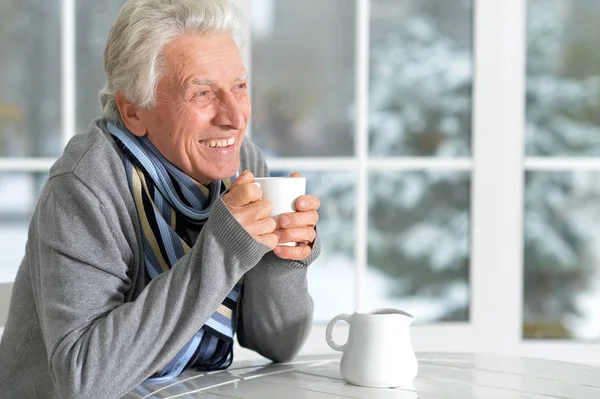 Senior man dricker te — Stockfoto