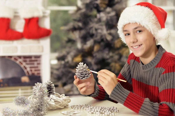 Menino se preparando para o Natal — Fotografia de Stock