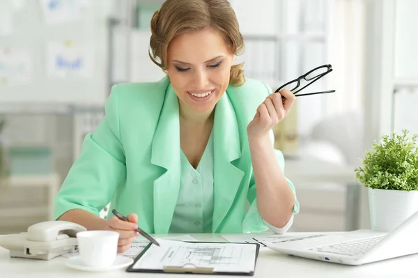 Mujer de negocios haciendo informe — Foto de Stock