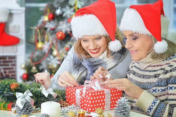 Zwei Frauen mit Weihnachtsmützen — Stockfoto