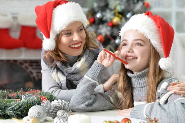 Madre e figlia in cappelli Babbo Natale — Foto Stock