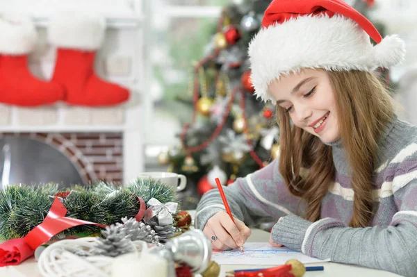 Kız yazmak mektup Noel Baba için — Stok fotoğraf