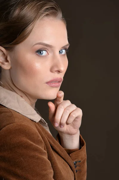 Portrait of young woman — Stock Photo, Image