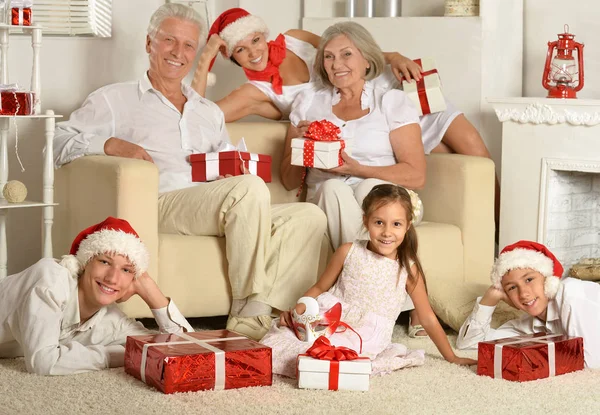 Familj med julklappar — Stockfoto