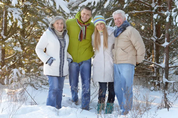 Familie im Winterwald — Stockfoto