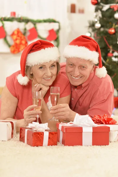 Seniorenpaar feiert Neujahr — Stockfoto