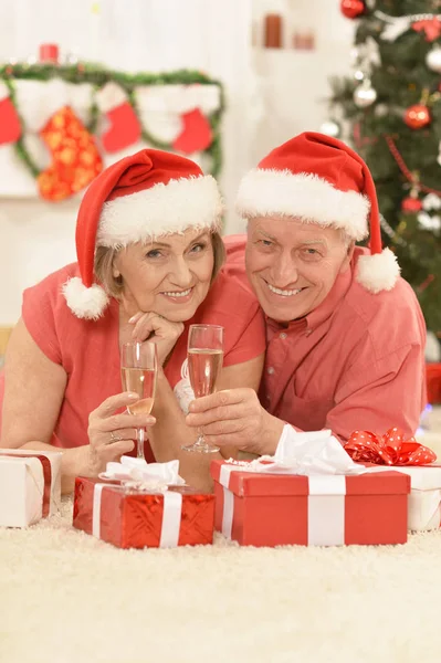 Casal sênior celebrando Ano Novo — Fotografia de Stock