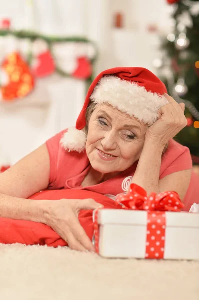 Senior woman with present — Stock Photo, Image