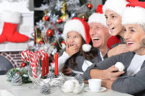 Familie feiert Weihnachten — Stockfoto