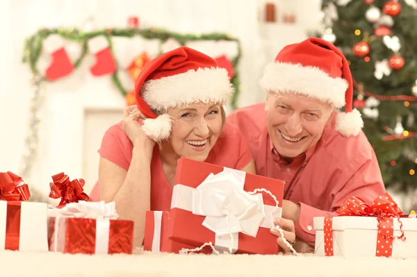 Seniorenpaar feiert Weihnachten — Stockfoto