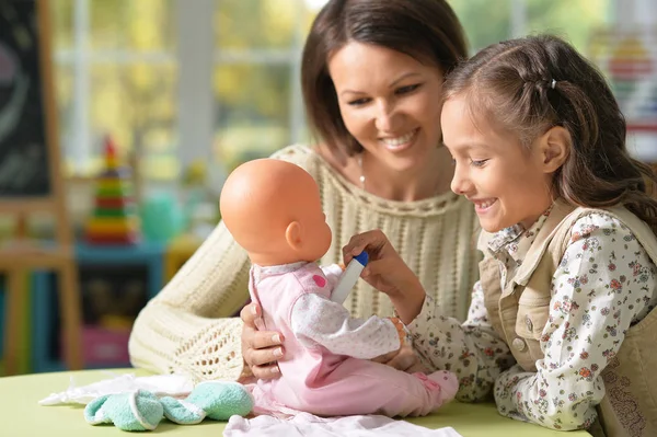 Mother and daughter play — Stock Photo, Image