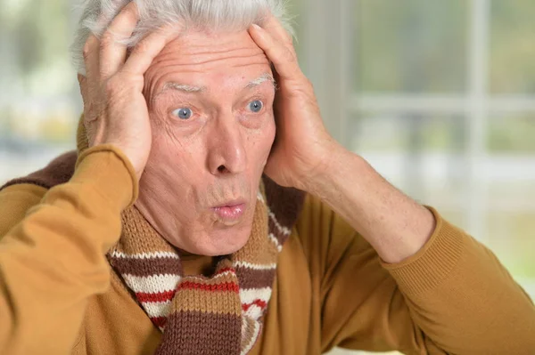 Hombre mayor estresado — Foto de Stock